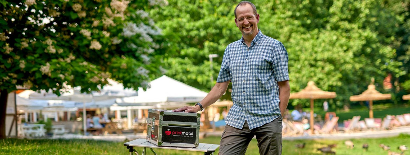 Henning Kramer mit der Printmobilbox